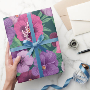 Farbenfrohe Stiefmütterchen auf dunkelgrünblau Geschenkpapier