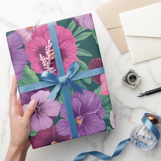 Farbenfrohe Stiefmütterchen auf dunkelgrünblau Geschenkpapier (Schenken)