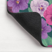 Farbenfrohe Stiefmütterchen auf dunkelgrünblau Mousepad (Ecke)
