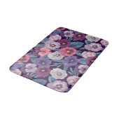 Farbenfrohe Stiefmütterchen auf tiefviolett Badematte (Schrägansicht)