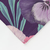 Farbenfrohe Stiefmütterchen auf tiefviolett Fleecedecke (Ecke)