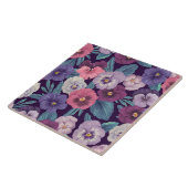 Farbenfrohe Stiefmütterchen auf tiefviolett Fliese (Seite)