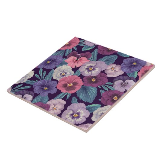 Farbenfrohe Stiefmütterchen auf tiefviolett Fliese (Seite)