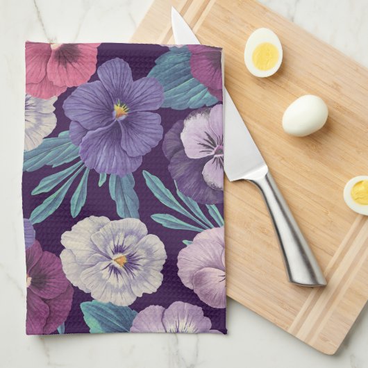 Farbenfrohe Stiefmütterchen auf tiefviolett Geschirrtuch (Viertel Falte)