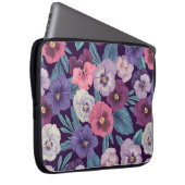 Farbenfrohe Stiefmütterchen auf tiefviolett Laptopschutzhülle (Vorne Rechts)