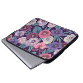 Farbenfrohe Stiefmütterchen auf tiefviolett Laptopschutzhülle (Vorne Knopf)