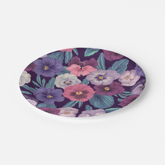 Farbenfrohe Stiefmütterchen auf tiefviolett Pappteller (Schrägansicht)