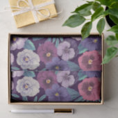 Farbenfrohe Stiefmütterchen auf tiefviolett Seidenpapier (Geschenk)