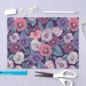 Farbenfrohe Stiefmütterchen auf tiefviolett Seidenpapier (Handwerk)