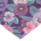 Farbenfrohe Stiefmütterchen auf tiefviolett Tischdecke (Schrägansicht)