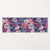 Farbenfrohe Stiefmütterchen auf tiefviolett Yogamatte (Vorderseite (Horizontal))