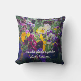 Farbenfrohe Stiefmütterchen im Garten Kissen