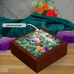 Farbenfrohe Stiefmütterchen im Sommergarten Erinnerungskiste<br><div class="desc">Geschenkboxen mit einem faszinierenden Foto von bunten Stiefmütterchen, die in einem sonnengeküssten Sommergarten blühen. Dieses Geschenk ist nicht nur ein gewöhnliches Geschenk; es ist ein visuelles Meisterwerk, das Ihre Lieben zu einem Land-Rückzug bringt und Gefühle von Romantik, Gelassenheit und rustikalem Charme hervorruft. Mit seiner personalisierten Touch (klicken Sie auf "Diese...</div>