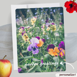 Farbenfrohe Stiefmütterchen im Sommergarten Feiertagskarte