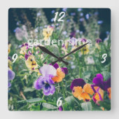 Farbenfrohe Stiefmütterchen im Sommergarten Quadratische Wanduhr (Vorderseite)