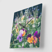 Farbenfrohe Stiefmütterchen im Sommergarten Quadratische Wanduhr (Winkel)