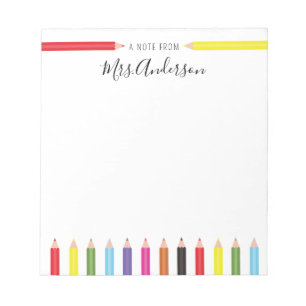 Farbenfrohe Stifte Hinweis des Lehrers Notizblock