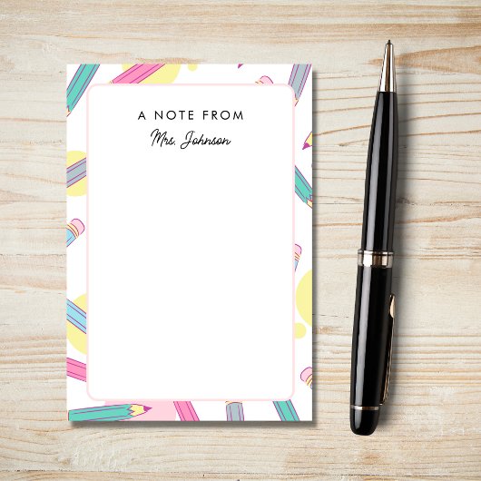 Farbenfrohe Stifte Muster Ein Hinweis des Lehrers Post-it Klebezettel