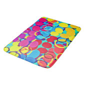 Farbenfrohe Stilelemente und Chic Spectrum Pattern Badematte (Schrägansicht)