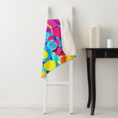 Farbenfrohe Stilelemente und Chic Spectrum Pattern Sherpadecke (Beispiel)