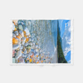 Farbenfrohe Stranddecke mit Kieselsteinen Fleecedecke (Vorderseite (Horizontal))