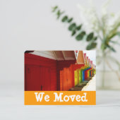 Farbenfrohe Strandhäuser, die wir umgezogen haben, Ankündigungspostkarte (Stehend Vorderseite)