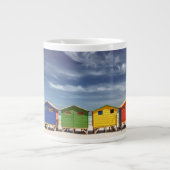 Farbenfrohe Strandhäuser | Muizenberg, Südafrika Jumbo-Tasse (Vorderseite)