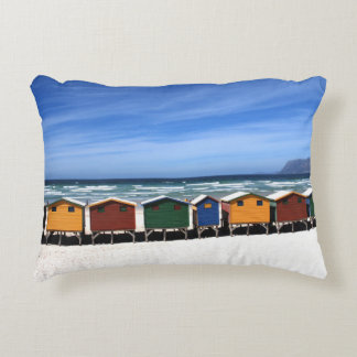 Farbenfrohe Strandhütten am Meer Accent Kissen