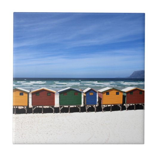 Farbenfrohe Strandhütten an der Keramik Tile Fliese (Vorderseite)