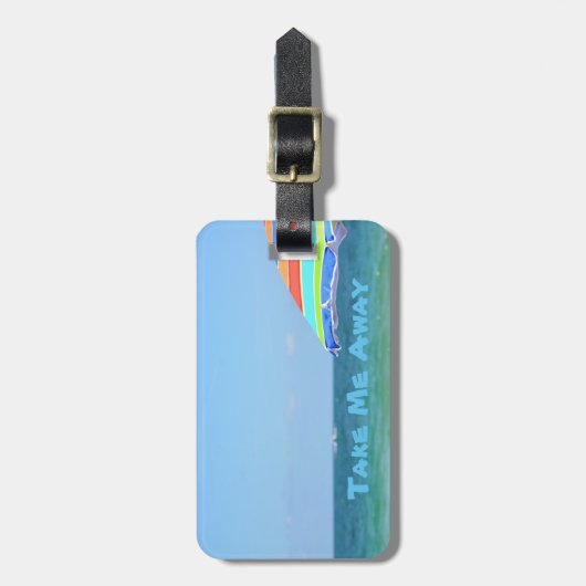 Farbenfrohe Strandschirm Ozeansicht Gepäckanhänger (Vorderseite vertikal)