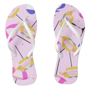 Farbenfrohe Strandschirme mit roten Polka Dots Pat Badesandalen