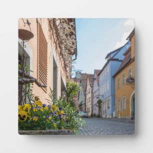 Farbenfrohe Straße in Rothenburg ob der Tauber Fotoplatte
