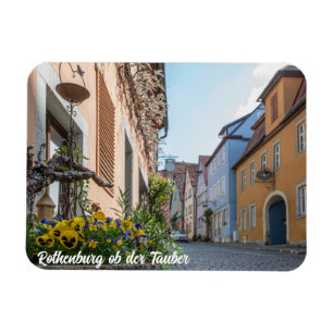 Farbenfrohe Straße in Rothenburg ob der Tauber Magnet