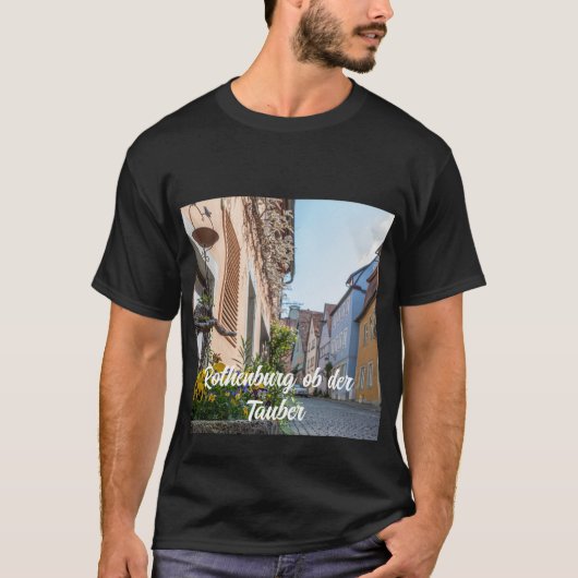 Farbenfrohe Straße in Rothenburg ob der Tauber T-Shirt (Vorderseite)