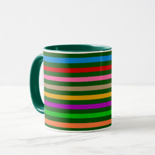 Farbenfrohe Streifen auf grünem Musterdesign Tasse