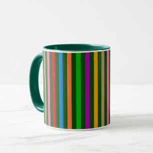 Farbenfrohe Streifen auf grünem Musterdesign Tasse