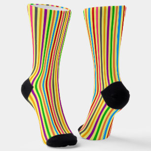 Farbenfrohe Streifen auf orangem Musterdesign  Socken