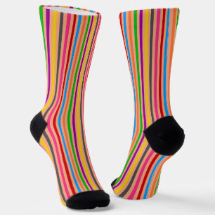 Farbenfrohe Streifen auf orangem Musterdesign  Socken