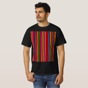Farbenfrohe Streifen auf rotem Musterdesign  T-Shirt