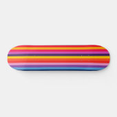 Farbenfrohe Streifen im Regenbogenstil Skateboard (Horizontal)