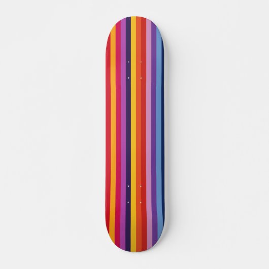 Farbenfrohe Streifen im Regenbogenstil Skateboard (Vorne)