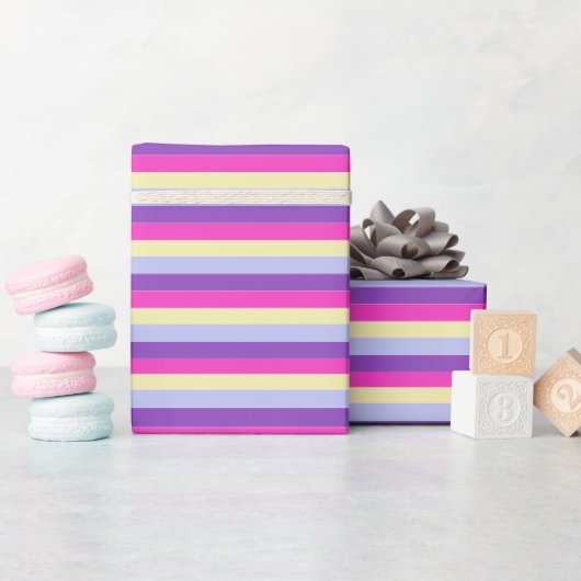 Farbenfrohe Streifen mit Monogramm-Schriftzug Geschenkpapier (Babyparty)