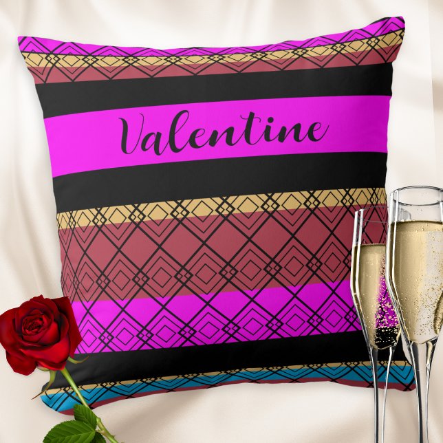 Farbenfrohe Streifen Muster Romantischer Valentins Kissen (A colorful throw pillow with striped design and 'Valentine' in elegant script typography)