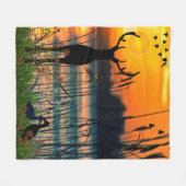 Farbenfrohe Sunny Lake Scene Fleecedecke (Vorderseite (Horizontal))