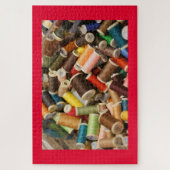 Farbenfrohe Swimmingpools mit Nähgewirr Puzzle (Vertikal)