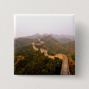 Farbenfrohe Szene an der großen Mauer Chinas in Button