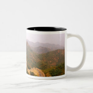 Farbenfrohe Szene an der großen Mauer Chinas in Zweifarbige Tasse