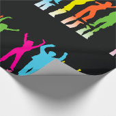 Farbenfrohe Tänzer tanzen um Geschenkpapier