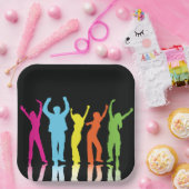 Farbenfrohe Tänzer tanzen um Pappteller (Party)