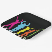 Farbenfrohe Tänzer tanzen um Pappteller (Gewinkelt)